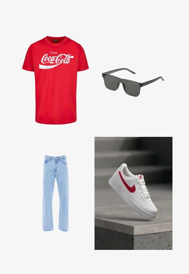 Rode katoenen T-shirt met korte mouwen, voorzien van een witte "Coca-Cola"-logo en een golvend ontwerp op de borst. Klassieke ronde halsstijl.; Lichtblauwe spijkerbroek met een rechte pijp, hoge taille, voorzakken en klassieke stikseldetails op de naden en tailleband.; Witte Nike Air Force 1 sneaker met rood swoosh-logo zwevend boven een betonnen rand en trappen op de achtergrond.; Grijze zonnebril met een rechthoekige vorm, gemaakt van transparant plastic. Donkere lenzen en slanke armen met een subtiele logodetail aan de zijkant.