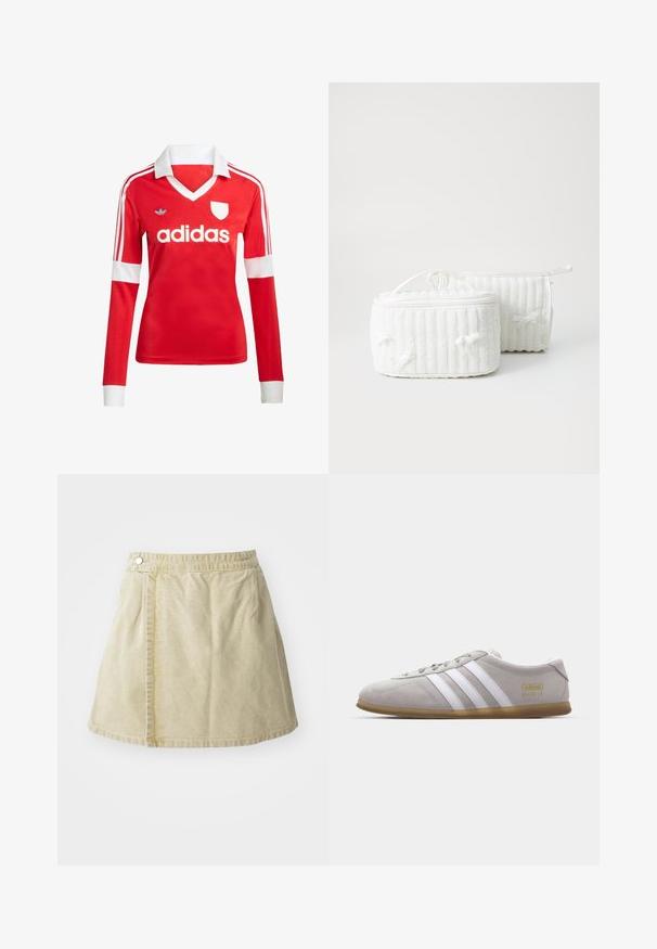 Rode lange mouwen voetbalshirt met een witte kraag en manchetten. Heeft drie witte strepen op de schouders en het "adidas" logo prominent weergegeven.; Khaki mini rok van zacht stof, met een zijsluiting met knopen, een gladde textuur en een licht uitlopende silhouet met een zoomlijn boven de knie.; Grijze suede sneaker met witte leren strepen en gouden logo detail. Platte gum zool, ronde neus en klassiek vetersluitingssysteem.; Twee witte textiele cosmetica tassen, waarvan er één rechthoekig is met een bovenhandgreep, met een geribbelde textuur en kleine strikjes aan de zijkanten. De andere is cilindrisch.