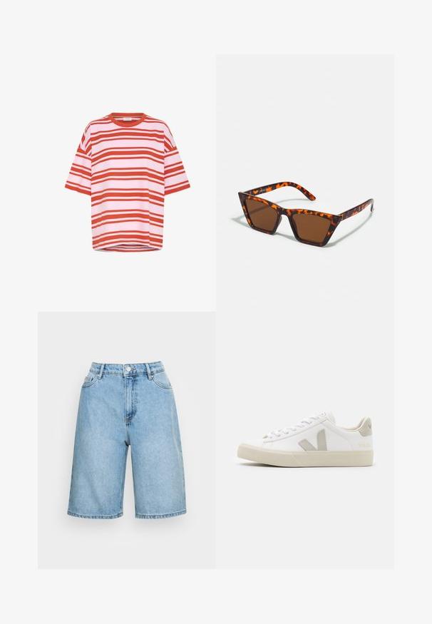 Rood en wit gestreept T-shirt met korte mouwen, gemaakt van zachte stof met een relaxte pasvorm en ronde hals, met horizontale lijnen.; Lichtblauwe denimshorts met een hoge taille, voorzien van een knoopsluiting, vijf zakken en een relaxte pasvorm die tot halverwege de bovenbenen reikt.; Witte sneakers van leer met grijze V-logo accenten, een gestructureerde rubberen zool, witte veters en een gevoerde tong en kraag.; Bruin getinte zonnebril met een schildpadmotief, hoekig montuur en slanke armen. Lichtgewicht kunststof materiaal.