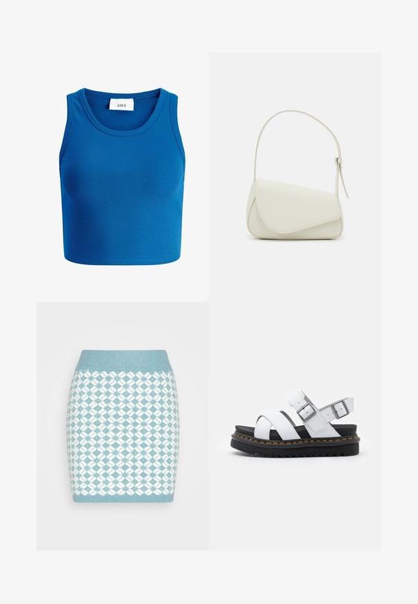 Modrý pruhovaný crop top s širokým výstrihom, bez rukávov a s nápisom "JJXX" umiestneným na strede výstrihu.; VILA VICHEKINA SHORT SKIRT - Minisukňa - arctic/cloud dancer; Biele kožené sandále s nastaviteľnými prackami, vrstvenou čiernou platformou a oranžovým prešívaním pozdĺž okraja.; Biela kabelka z umelého kože so štruktúrovaným trojuholníkovým tvarom, jedným nastaviteľným popruhom a prekrytím so zakriveným akcentom.