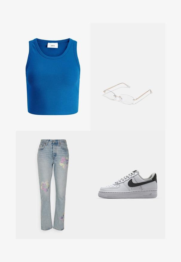 Blå ribbet cropped top med bred halsudskæring, ærmeløs design og et mærke med teksten "JJXX" placeret midt på halsudskæringen.; Lysblå jeans med lige ben, der har tre flerfarvede patchwork blomsterdesigns på forsiden.; Hvide lædersko med grå accenter, rund tå, tekstureret overflade, polstret krave og kontrasterende sort swoosh-logo. Luftdæmpende sål.; Guldmetal briller med ovale linser, slanke arme og klare næsepuder. Har subtile hængsel accenter og gennemsigtige linser.