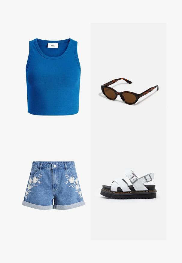 Blå ribbet cropped top med bred halsudskæring, ærmeløs design og et mærke med teksten "JJXX" placeret midt på halsudskæringen.; Blå denimshorts med opsmøgede kanter og hvid blomsterbroderi på begge forstykker, med bæltestropper og forlommer.; Hvide lædersandaler med justerbare spænder, lagdelt sort platformssål og orange syning langs kanten.; Brune skildpadde solbriller med en vintage katteøje-form og brune linser. Har buede arme med røde detaljer.
