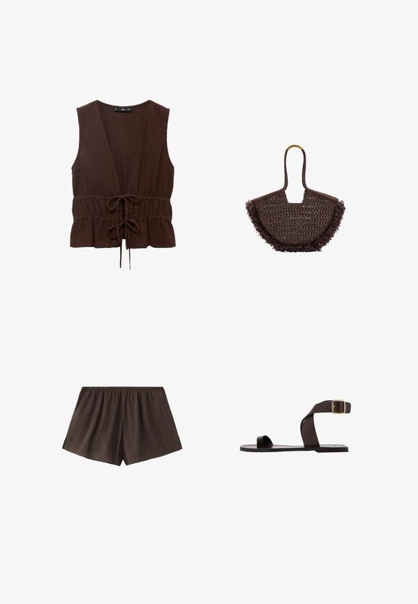 Top marron sans manches en tissu texturé, avec un décolleté en V profond, une taille cintrée avec un lien, et un ourlet rufflé.; Shorts en tissu brun froissé avec une ceinture élastique et une coupe ample et fluide.; Sandale plate en cuir marron avec un passant pour l'orteil et une bride de cheville avec une boucle dorée, présentée sur fond blanc.; Sac à main tissé marron foncé avec un bord inférieur incurvé, une bordure à franges et une poignée tressée unique avec un détail doré.