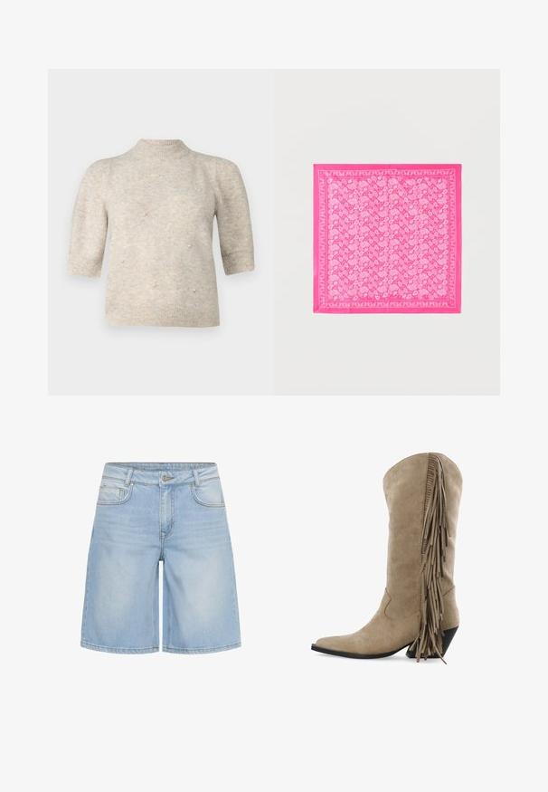 Kurzärmeliger Pullover mit hohem Hals aus einem weichen, hellbeigen Strick, der kleine Perlenakzente auf der Vorderseite sowie gerippte Bündchen und Saum aufweist.; Hellblaue Jeansshorts mit vorne liegendem Knopf, Reißverschluss, Gürtelschlaufen und Fünf-Taschen-Stil, dargestellt vor weißem Hintergrund.; Beiger Wildleder-Cowboystiefel mit spitz zulaufender Spitze, gestapeltem schrägem Absatz und langem Fransen-Detail entlang der seitlichen Schaftseite.; Helles pinkfarbenes quadratisches Tuch mit weißem, filigranem Paisley-Muster und einem eingefassten Design auf einfarbigem Hintergrund.