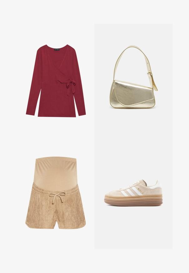 Langærmet, omslagstop i dyb rød stof. Har en V-udskæring og en sidelukning. Blød tekstur og tætsiddende silhuet.; Beige shorts med en elastisk talje, justerbar snor og tekstureret stof med et vertikalt stribemønster.; Beige ruskindsneaker med hvide læderdetaljer, der har tre hvide striber, et gyldent logo og en tyk, gennemsigtig gummisål.; Guldmetallisk håndtaske med et struktureret design, glat tekstur og justerbar rem. Har en unik trekantet form og minimalistisk syning.