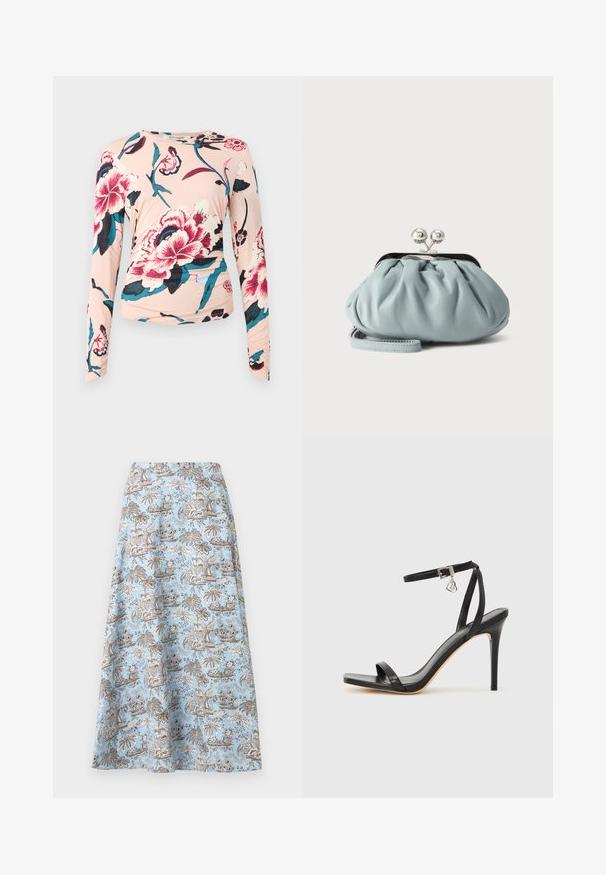 Diane von Furstenberg LONG SLEEVE SHIRT - Longsleeve - light pink; Lichtblauwe A-lijnrok met bruin-witte tropische palmboom- en bloemenprint, kniehoog, met een gladde tailleband.; Zwarte sandaal met hoge hak, smalle enkelband, vierkante neus, soepel leermateriaal en metalen gespsluiting.; Kleine lichtblauwe leren muntenportemonnee met zilverkleurige metalen kiss-lock sluiting en kort polsbandje op een effen achtergrond.