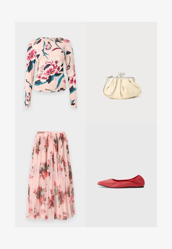 Diane von Furstenberg LONG SLEEVE SHIRT - Langærmet T-shirt - light pink; Tylleskørt med en blød lyserød bund, der har et blomster mønster i rødt og grønt. Stoffet er gennemsigtigt med skjulte plisseringer ved taljen.; Filippa K REY FLATS - Ballerinasko - bright red; Plisseret beige læderclutch med en sølvmetalramme, der har to runde dekorative låse og en sølvkædetrasporte.