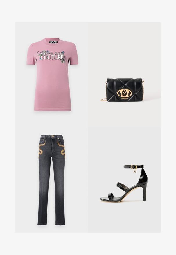 Pink bomulds T-shirt med korte ærmer og rund hals. Frontgrafikken inkluderer blomster mønstre og "VERSACE JEANS COUTURE" i fed skrift.; Sorte jeans med høj talje og lige ben med gyldne paillet-slangedesign på frontlommerne og gylden knaplukning.; Sorte patenterede lædersandaler med tre stropper, ankelspænde og 10 cm stiletthæl. Har detaljer i guld og et logo charms.; Sort quiltet læderhåndtaske med guldkædestrop og gyldent Love Moschino-logo foran i midten.