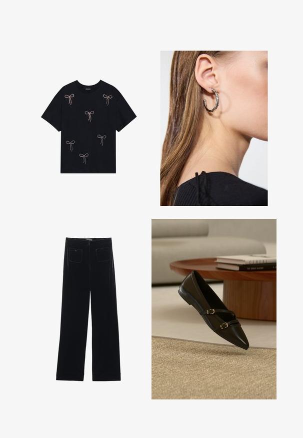 Schwarzes Baumwoll-T-Shirt mit mehreren mit Strass verzierten Schleifenmotiven auf der Vorderseite. Rundhalsausschnitt und kurze Ärmel.; Schwarze Samt-Hosen im weit geschnittenen Stil mit zwei Gesäßtaschen und einer glatten Textur, ausgestattet mit einem geraden Schnitt und einem gesäumten Abschluss an den Knöcheln.; Schwarzer flacher Schuh mit spitzer Zehenpartie und zwei dünnen Schnallenriemen, der über einem beigen Teppich schwebt, mit einem Holzcouchtisch und Büchern im Hintergrund.; Silberne Creolen mit polierter Oberfläche, die kleine goldene Akzentdetails und eine runde Form aufweisen, am Ohrläppchen getragen.
