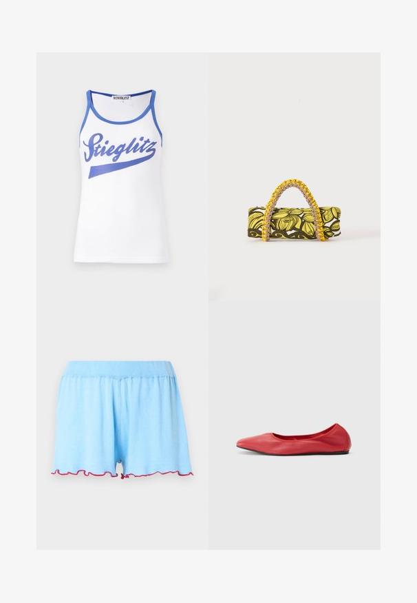 Hvid tanktop med blå kant og en stor blå "Stieglitz" grafik på forsiden. Fremstillet af glat, letvægtsstof.; Lyseblå bløde stofshorts med elastisk talje og rød flæset kant langs kanten, vist på en ensfarvet baggrund.; Filippa K REY FLATS - Ballerinasko - bright red; Rektangulær taske med gult og sort blomsterprint og flettet gul og pink hank på hvid baggrund.