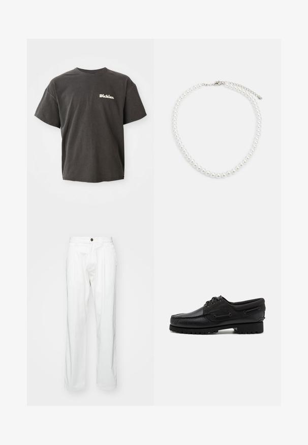 Donkergrijze t-shirt met korte mouwen en het logo "Dickies." in het wit op de linkerkant van de borst, ronde hals en een relaxed fit.; Witte katoenen broeken met een relaxed fit, met een knoopsluiting, twee voorplooien en zijzakken. Soepele textuur, geen patronen.; Zwarte schoen met een leren bovenzijde, textiele accenten, ronde veters en een getextureerde rubberen zool. Voorzien van mocassin-stiksel en merkdetails.; Witte parelketting met een uniforme ronde vorm, gladde oppervlakte en een metalen sluiting met een uitbreidingsketting voor verstelbare lengte.