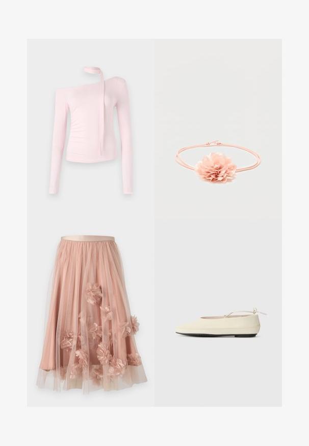 Ružový top s dlhým rukávom a off-shoulder dizajnom, s viazaním pri krku a priliehavou textúrou, ktorá zvýrazňuje siluetu.; Tylová sukňa v jemnej ružovej farbe s pásom zo saténu. Má vrstvenú priesvitnú tkaninu a trojrozmerné kvetinové aplikácie po celej ploche.; Krémové ploché topánky s okrúhlou špičkou, opaskom na členku a kontrastnou čiernou gumovou podrážkou. Hladký materiál s minimálnym zdobením.; Ružová elastická čelenka s mäkkou látkovou kvetinou s viacvrstvovými okvetnými lístkami v strede na bielom pozadí.
