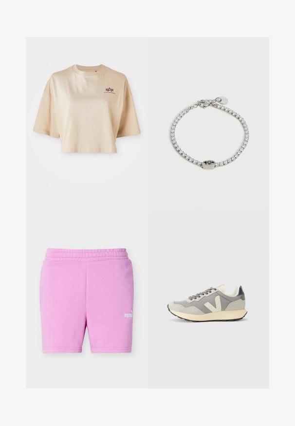 Beige cropped t-shirt van katoen, met korte mouwen, een ronde halslijn en een bordeauxrode logoafdruk op de linkerborst.; Lichtpaarse Puma short met elastische tailleband en wit Puma-logo op het onderste deel van het rechterbeen, afgebeeld tegen een effen achtergrond.; Grijze sportschoen van mesh en suede, met een crèmekleurige zool, grijze veters en een opvallend 'V'-logo aan de zijkant.; Armband in zilverkleur met heldere, ronde kristallen en een karabijnsluiting met een verstelbare ketting en een kleine merkbedel.