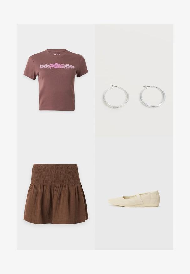 T-shirt marron court avec manches courtes, présentant une rangée horizontale de fleurs d'hibiscus roses et le nom de la marque Roxy au-dessus du motif.; Mini-jupe marron avec ceinture élastique smockée et tissu froncé en dessous, fabriquée en matériau léger texturé.; Ballerines beiges avec une exterior en cuir lisse, un bout en forme d'amande et une sangle élastique sur le coup de pied, avec des détails de couture subtils.; Boucles d’oreilles créoles en métal argenté avec une surface lisse légèrement incurvée et des fermoirs à clapet sur un fond blanc uni.