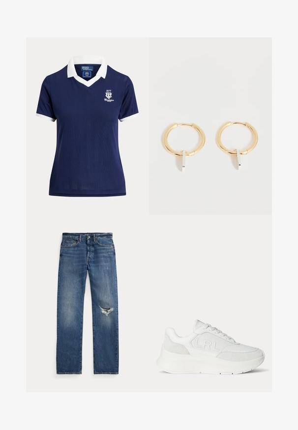 Polo bleu marine à manches courtes avec col et poignets blancs, logo Wimbledon 1877 sur la poitrine gauche, par Polo Ralph Lauren.; Jean en denim bleu avec une taille mi-haute, cinq poches et une déchirure effilochée au genou droit.; Baskets en cuir blanc avec semelle épaisse et "LRL" embossé sur le côté, avec lacets et accents en daim sur le talon et l'avant.; Boucles d'oreilles créoles en or avec de petits pendentifs rectangulaires argentés verticaux, présentées sur fond blanc.