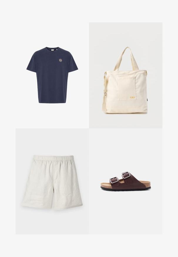Navyblauwe katoenen t-shirt, korte mouwen, ronde hals, met een klein zonembleem in goud op de linkerborst. Klassieke rechte snit.; Licht beige linnen shorts met een elastische tailleband, met een relaxed fit en minimale naden voor een eenvoudig, casual ontwerp.; Bruine leren slippersandaal met twee verstelbare zilveren gespen, kurken voetbed en zwarte rubberen zool, zijaanzicht op witte achtergrond.; Crèmekleurige canvas boodschappentas met voorvak, twee handvatten, verstelbare schouderriem en kleine gele "O.N.S" tekst rechtsonder op het vak.