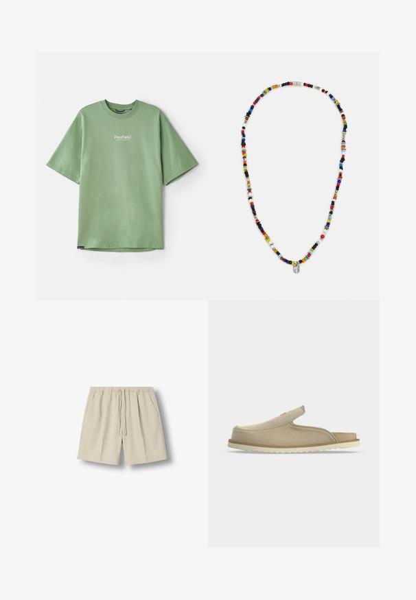 Grøn kortærmet t-shirt lavet af bomuld, med rund hals og et lille hvidt logo på brystet. Glat tekstur, afslappet pasform.; Beige afslappede shorts med elastisk talje og snøre, forside med sidelommer, lagt fladt på en hvid baggrund.; Beige slip-on sandal med lukket tå, åben hæl, blødt ruskindsoverdel og hvid tekstureret gummisål, vist i sideprofil på hvid baggrund.; Farverig perlekæde med varierede former og størrelser, med metalliske accenter og små dekorative charms. Overvejende multicoloreret.