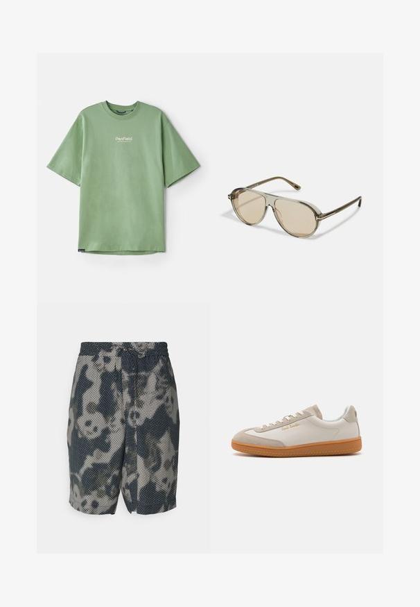 Grünes Kurzarm-T-Shirt aus Baumwolle mit Rundhalsausschnitt und kleinem weißen Logo auf der Brust. Glatte Textur, lockere Passform.; Shorts in einem Muster aus Dunkelblau und Beige mit einem gepunkteten Design. Elastischer Bund mit Kordelzug, knielang, aus leichtem Stoff.; Weiße und beigefarbene Low-Top-Sneaker mit Gummisohle, weißen Schnürsenkeln, Wildleder-Details und goldenem "Paul Smith"-Logo an der Seite.; Tom Ford Sonnenbrille - shiny light green