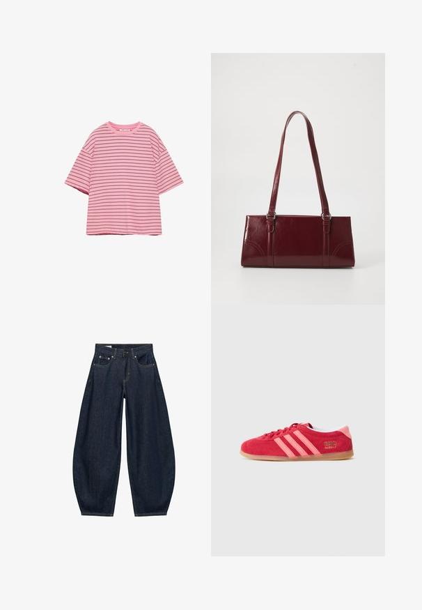 Roze T-shirt met korte mouwen, dunne horizontale zwarte strepen en een ronde halslijn op een witte achtergrond.; Donkerblauwe denim jeans met wijde pijpen, voorzakken, riemlussen en een knoopsluiting in de taille.; Rode suède sneaker met roze strepen, een zool van gum rubber en gouden logo-details. Heeft een afgeronde neus en een vetersluiting.; Bourgondische handtas van glanzend materiaal, rechthoekige vorm, met twee schouderbanden en subtiele gebogen accenten aan de voorkant.