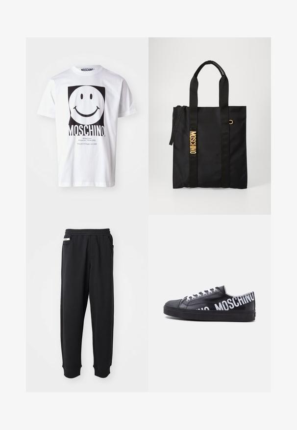 Hvid bomulds T-shirt med et stort sort smiley-ansigt grafik, med "MOSCHINO" trykt nedenfor og arrangementsdetaljer i mindre tekst.; Sorte sweatpants lavet af blødt stof, med elastisk talje, sidelommer og ribbede manchetter ved anklerne. Minimalistisk design.; Sort lavtop sneaker med hvide snørebånd og fed hvid "MOSCHINO" tekst, der vikler sig rundt om hælen og siden.; Sort tote taske lavet af glat stof med to sorte håndtag, prydet med et guld "MOSCHINO" logo og en lynlåslukning.
