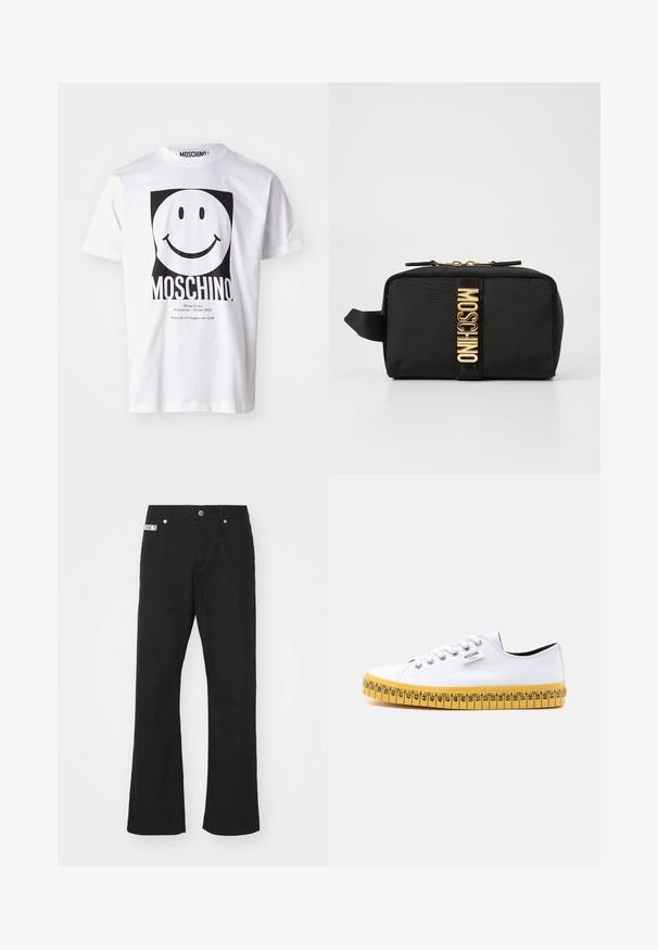 Hvid bomulds T-shirt med et stort sort smiley-ansigt grafik, med "MOSCHINO" trykt nedenfor og arrangementsdetaljer i mindre tekst.; Svarte bomuldsbukser med lige ben-design, der har en frontknaplukning, to sidelommer og et lille mærke på linningen.; Hvid lav-sneakers i lærred med hvide snørebånd og en gul sål designet til at ligne et målebånd med størrelsesmærker.; Sort stof kosmetikpose med rektangulær form, guld "MOSCHINO" logo, lynlås lukning og en sideløkke til nem håndtering.