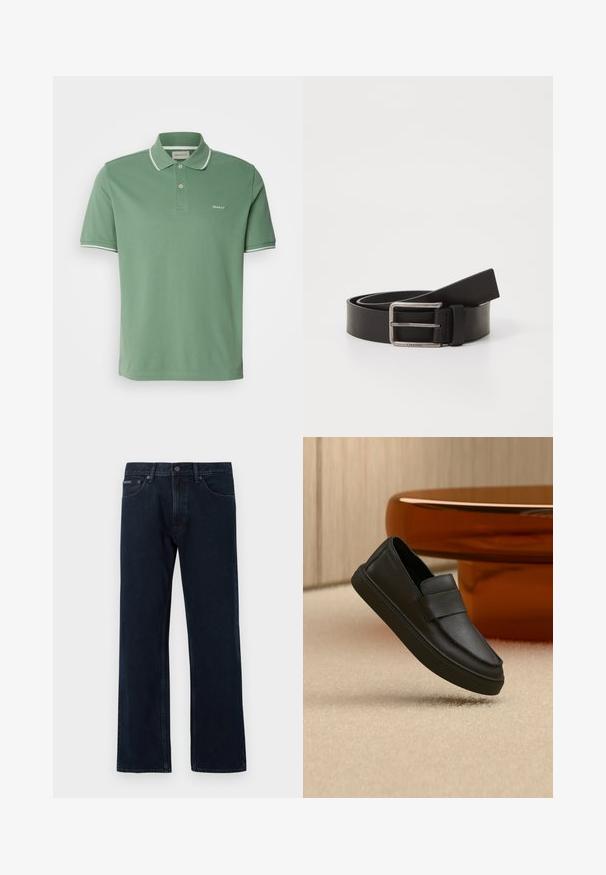 Πράσινο polo shirt από βαμβάκι, με γιακά, μπροστινό κλείσιμο με δύο κουμπιά και λευκές ρίγες στις μανσέτες, διακοσμημένο με διακριτική κεντημένη λογότυπο.; Σκούρο μπλε τζιν με ίσια γραμμή, κλείσιμο με κουμπί και φερμουάρ μπροστά, μπροστινές τσέπες και θηλιές για ζώνη.; Μαύρο δερμάτινο παπούτσι τύπου loafer με λουράκι πάνω από το επάνω μέρος, τοποθετημένο πάνω σε μπεζ χαλί και καφέ στρογγυλό τραπέζι.; Μαύρη δερμάτινη ζώνη με ματ φινίρισμα, διαθέτοντας ορθογώνια μεταλλική αφρώδης κούμπωμα και λουρί που εμφανίζει το λογότυπο Calvin Klein.