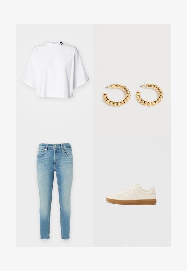 Witte cropped t-shirt van katoen, met brede korte mouwen en een hoge halslijn. Het label "HUGO" is in zwart op de kraag gedrukt.; Lichtblauwe slim-fit spijkerbroek met knoop- en ritssluiting aan de voorkant, vijf zakken en subtiele vervaagde details op de dijen en knieën.; Witte sneaker met een soepel leren bovenwerk, ronde neus en beige rubberen zool. Beschikt over subtiele zijstreep en logo detail aan de zijkant.; Een paar gouden creolen met afgeronde kraaldetails langs de buitenrand op een lichte achtergrond.