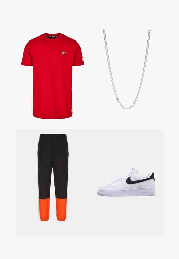 Rød bomulds t-shirt med rund hals, korte ærmer og et lille sort logo på venstre bryst og ærme. Glat, ensfarvet stof.; Sorte træningsbukser med en bred orange nederste panel og hvide sidelister. Elastisk talje og ankelsøm for justerbar pasform.; Hvide lædersneakers med en struktureret sort Swoosh, flade snørebånd og en gummisål med et rillemønster. "AIR" er præget på hælen.; Sølv kædedesign med sammenkoblede led, glat tekstur og ensartet rektangulær form. Sikker lukning.