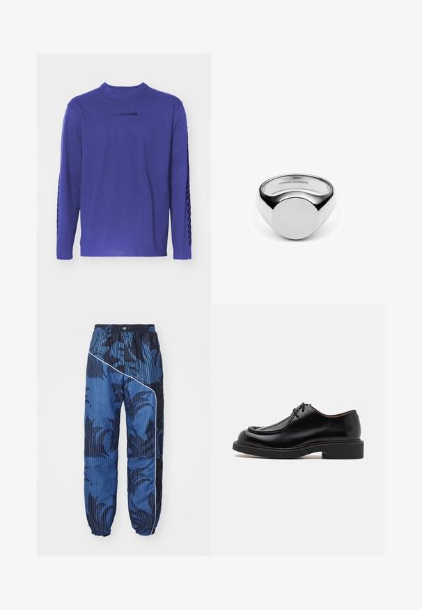 Camiseta de manga larga de color púrpura hecha de algodón, con cuello redondo y un acento estampado a lo largo de las mangas, además de un logo en el pecho.; Joggers azules con un patrón que combina texturas sólidas y rayadas, cinturilla elástica y cordón, con ribetes blancos a lo largo del costado.; Zapato de cuero negro con punta redondeada, detalles de costura, cordones mínimos y suela de goma gruesa para tracción y durabilidad.; Anillo de plata con un diseño liso y redondeado. Presenta una parte superior circular y plana con bordes pulidos. La superficie reflectante realza el impacto visual.
