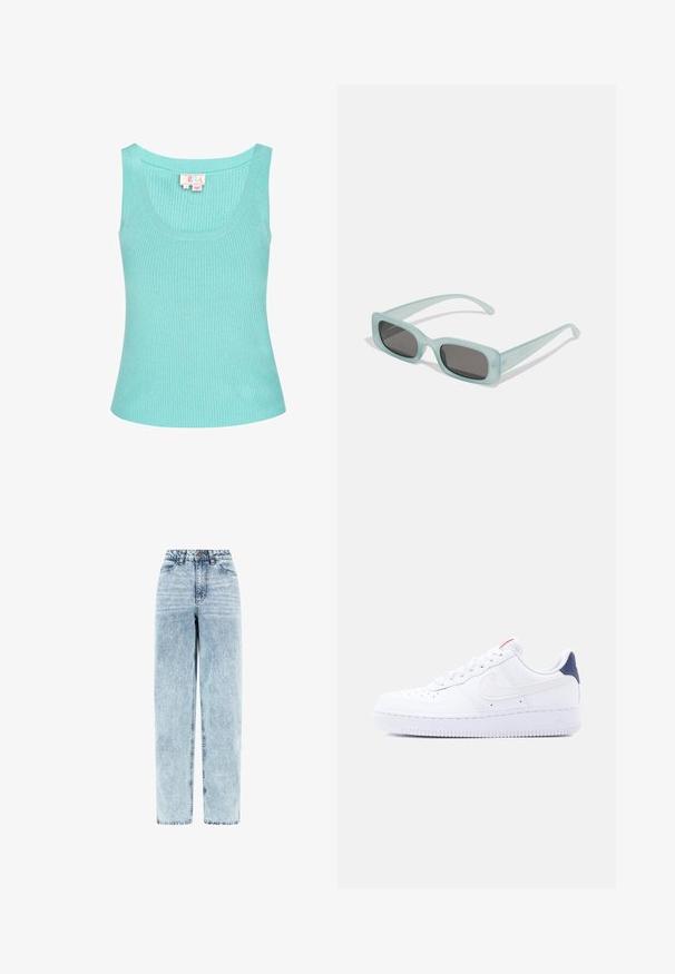 Lichtblauw geribbeld tanktop met een ronde halslijn en brede schouderbanden. De stof lijkt glad met een lichte stretch. Etiket zichtbaar aan de binnenkant.; High waist, lichtblauwe verwassen denim jeans met een rechte pijp, knoop- en ritssluiting aan de voorkant en voorzakken.; Witte lage sneaker met perforaties op de neus, witte veters, een wit swoosh-logo en een donkerblauwe hielstrook.; Een paar rechthoekige zonnebrillen met lichtblauwe doorzichtige monturen en donkergrijze glazen, met rechte pootjes en minimale hardwaredetails.