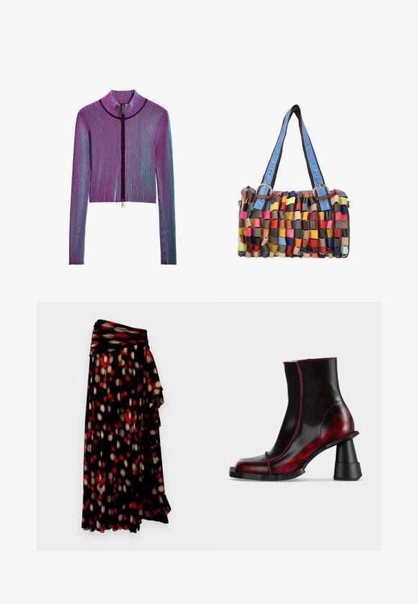 Veste zippée courte à manches longues avec un motif en ribbed multicolore comportant des rayures roses, violettes et bleues. Détail en zip argenté à l'avant.; Jupe plissée noire avec taille froncée, présentant un motif de points rouges et dorés sur fond noir. Tissu doux et fluide.; Bottine noire et rouge foncé brillante avec talon épais géométrique et bout carré, présentée sur un fond clair uni.; Petit sac à main rectangulaire avec des bandes de cuir tressées multicolores et des bretelles d'épaule en cuir bleu avec des boucles en métal.