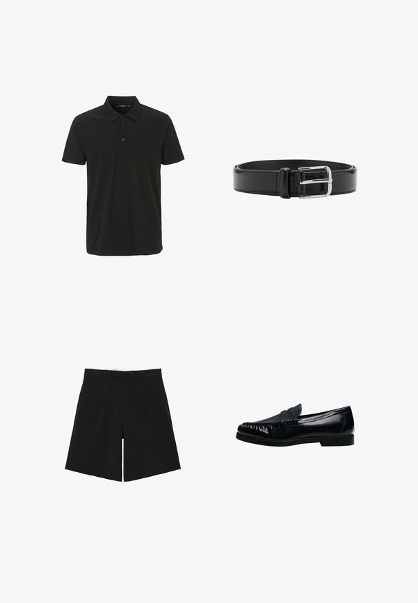 Schwarzes Poloshirt aus Baumwolle, mit Kragen, einer Knopfleiste mit drei Knöpfen und kurzen Ärmeln. Glatte Textur mit minimalistischem Design.; Schwarze, maßgeschneiderte Shorts mit Gürtelschlaufen, vorderen Falten und Seitentaschen, flach auf einem weißen Hintergrund liegend.; Schwarzer Herren-Pennyloafer aus Leder mit genähter Mokassinnaht und niedrigem Absatz, seitlich auf weißem Hintergrund dargestellt.; Schwarzer Ledergürtel mit sichtbaren Nähten und glänzender silberner Schnalle, flach gelegt in einer aufgerollten Position auf weißem Hintergrund.