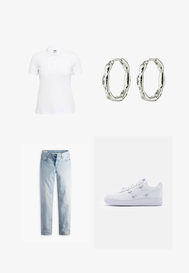 Witte polo met korte mouwen van getextureerde katoen. Voorzien van een klassieke kraag en een drieknoopsluiting. Casual pasvorm met een rechte zoom.; Lichtblauwe spijkerbroek met een rechte pijp, vijf zakken en metalen knoopsluitingen op een standaard tailleband.; Nike Sportswear AIR FORCE 1 - Sneakers laag - white/hyper royal/black; Zilveren oorbellen van het type hoop met een getextureerd, organisch ontwerp en een iets onregelmatige vorm, wat zorgt voor een natuurlijke, ambachtelijke uitstraling.