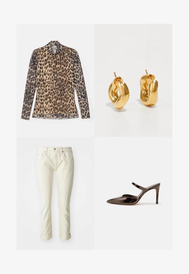 Langærmet top med leopardprint og rund hals, lavet af et let stof med beige og brune mønstre.; Beige denim jeans med en tætsiddende pasform, der har fem lommer, en lynlås og opbrettede ærmer for en cropped finish.; Skinnende mørkebrune mule med spids tå og høje hæle med en tynd rem over foden på en ensfarvet hvid baggrund.; Chunky guld hoop øreringe med et let snoet, rørformet design og postsystem bagpå, på en hvid baggrund.