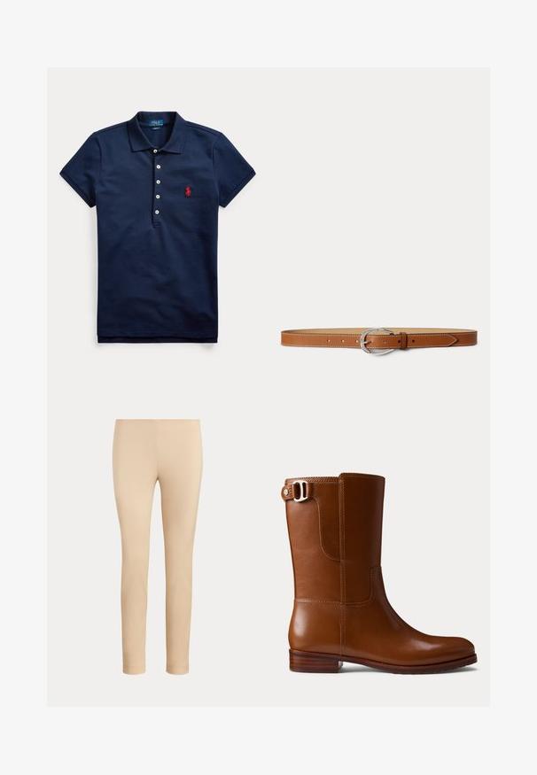 Polo azul marino de manga corta con cuatro botones blancos y logo bordado en rojo en el pecho, cuello doblado hacia abajo.; Pantalones beige ajustados hasta el tobillo con un acabado liso y sin bolsillos visibles ni adornos sobre un fondo liso.; Botín de cuero marrón con acabado suave, puntera redondeada y hebilla decorativa lateral. Cuenta con un tacón bajo de madera y detalles mínimos de costuras.; Cinturón de cuero marrón con hebilla ovalada plateada y costuras blancas, colocado plano sobre un fondo gris claro.