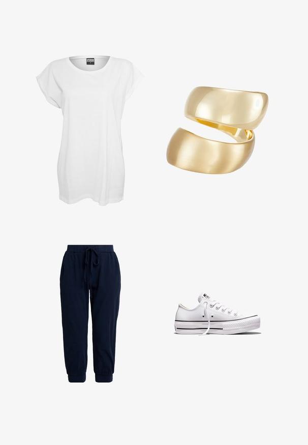 T-shirt blanc à manches courtes en coton, présentant une coupe décontractée, un large décolleté et un design minimaliste sans motifs ni accents.; Pantalon de jogging bleu marine en tissu doux. Il est doté d'une ceinture élastique avec cordon de serrage et de chevilles resserrées pour une coupe décontractée.; Baskets basses en toile blanche avec lacets blancs, semelle en caoutchouc, détails à rayures noires, et écusson logo sur la languette et le talon.; Bague en ton or composée de deux bandes entrelacées ; la partie supérieure est polie et réfléchissante, tandis que la partie inférieure a une finition mate.