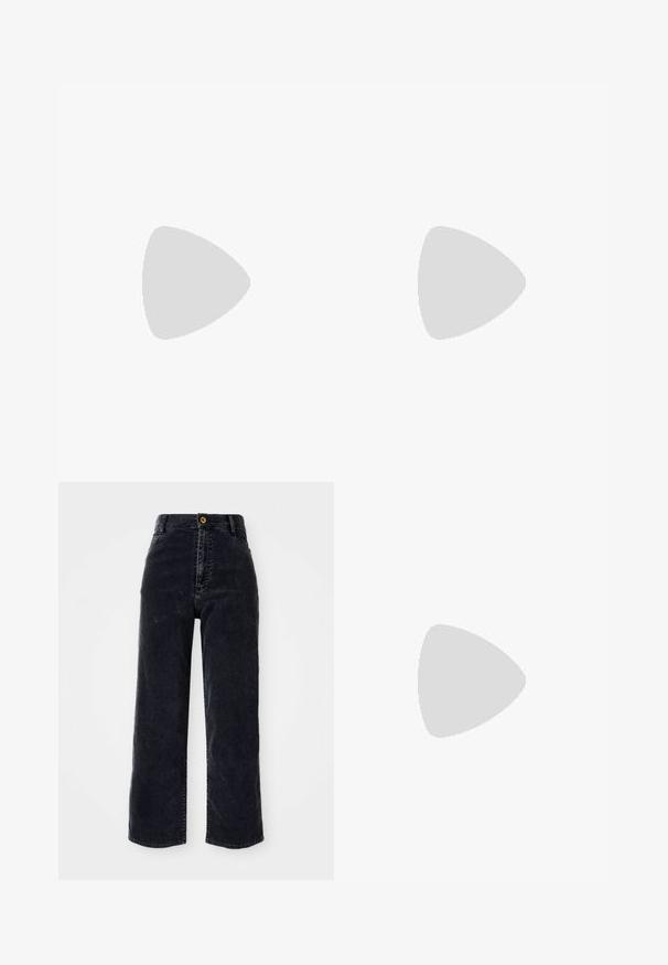 Kurzärmliges, gekürztes T-Shirt aus leichtem lila Baumwollstoff. Mit Rundhalsausschnitt und umgeschlagenen Ärmeln, glatte Textur mit minimaler Details.; Hoch taillierte, weit geschnittene schwarze Denim-Jeans mit einem Frontknopfverschluss und zwei seitlichen Taschen, die dezente Nähdetails aufweisen.; Silberne und beige Wildleder-Sneaker mit einer strukturierten Gummisohle, beigen Schnürsenkeln und einem in Gelb auf der Seite aufgedruckten Logo.; Silberne Creolen mit glatter, polierter Oberfläche. Kreisform mit einem kleinen Verschlussdetail für den Schließmechanismus. Minimalistisches Design, leicht.