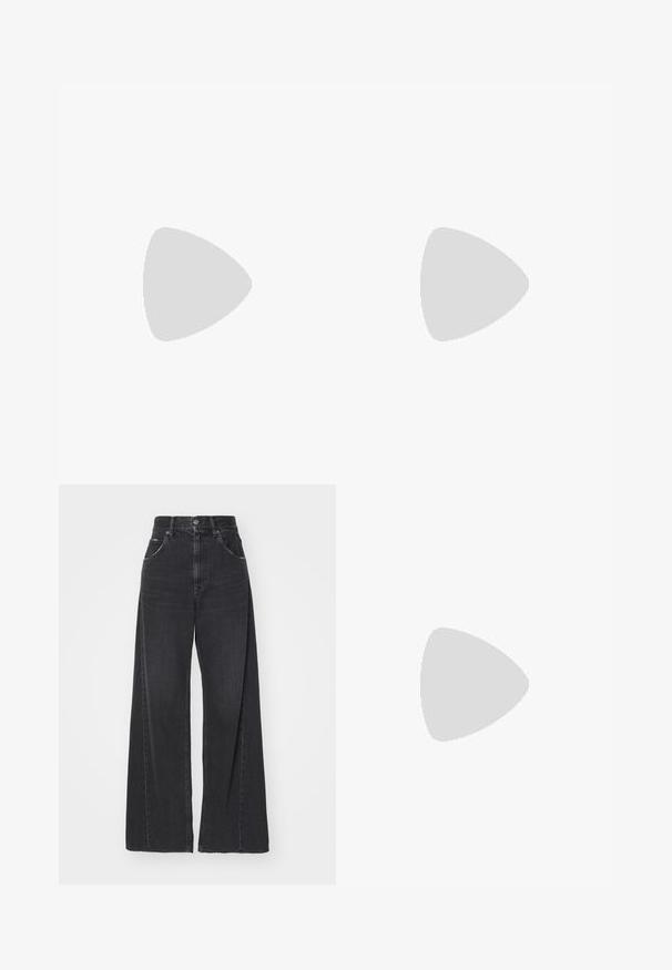 Hvid tætsiddende T-shirt lavet af bomuld, med rund halsudskæring og korte ærmer, prydet med et lyseblåt broderet logo på forsiden.; Sorte bredbenede jeans lavet af denim med høj talje, der har to frontlommer og et klassisk fem-lomme design.; Sort og blå læder snøresko med tyk sort rillede sål og mønstret blå og hvid stof tungen, set fra siden.; Gyldne hoops øreringe med en glat, poleret overflade og rund form. Den indre kant har en subtil splitdetalje til lukning.
