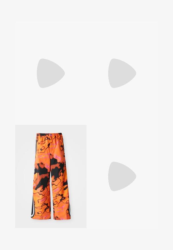 Blå Nike fodboldtrøje med ternet mønster, korte ærmer, v-hals design, hvide accenter og et centralt cirkulært "90" grafik.; Løse bukser med et levende orange, sort og pink abstrakt virvlemønster, elastisk talje, sidestriber og knaplukning.; Brune lædersneakers med orange accenter, rund tå, snørebåndsdesign og struktureret overflade. Grøn gummisål med synlig "AIR" branding.; Arnette MWAMBA - Solbriller - transparent