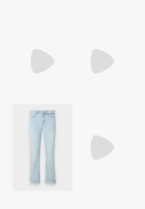 Top negro de canalé de manga corta con cuello redondo y una fila de botones en el frente, con botones plateados y un corte ajustado.; Jeans de mezclilla azul claro con bolsillos delanteros, cierre de botones y puños ligeramente doblados sobre un fondo liso.; Zapato de salón de charol negro con tacón alto y punta afilada, con textura suave y tacón de aguja delgado. Sin herrajes visibles.; Bolso tote tejido beige con logos negros estampados y asas negras, combinado con un neceser negro más pequeño con cremallera y texto dorado "GUESS".
