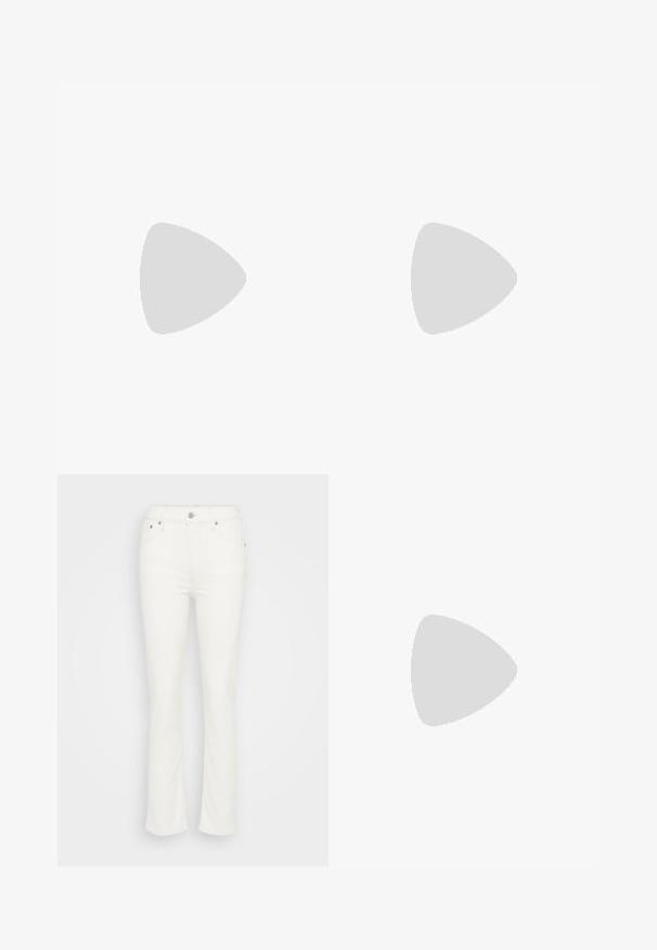 T-shirt bleu marine à manches courtes et col en V avec petit logo brodé sur le côté gauche de la poitrine, design simple, présenté sur un fond uni.; Jean en denim blanc évasés avec une taille mi-haute, fermeture à bouton à l'avant et des détails de couture minimes, offrant une texture lisse.; Baskets à plateforme blanches avec semelle épaisse texturée, lacets à l'avant et détails discrets de couture sur un fond neutre.; Sac à main en cuir synthétique blanc avec une forme triangulaire structurée, une bandoulière unique réglable et un rabat à courbes accentuées.