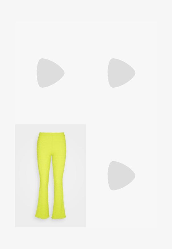 Limetkovozelený dlhý rukáv cropped top s okrúhlym výstrihom a asymetrickým lemom. Ľahká, rebrovaná textúra s dekoratívnymi stehmi.; Even&Odd Nohavice - green; Čierne vysoké tenisky s vyvýšenou bielou platformou, s bielymi šnúrkami a okrúhlym logom na boku. Textúrovaný plátenný materiál.; Čierne, ostré slnečné okuliare so sivými sklami; vyrobené z plastu, majú hrubé ramená s hladkým povrchom a bez viditeľnej mechaniky.