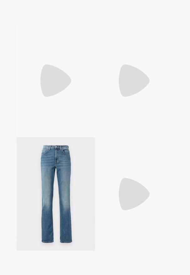 Hvid langærmet skjorte med sorte vandrette striber og en sort rund hals, vist på en ensartet hvid baggrund.; Lys blå denimjeans med lige ben, fem lommer og subtilt slid. Har metalknap og lynlåsåbning.; Sort læderballetsko med rund tå, glat tekstur, minimal syning og et fleksibelt såldesign.; Sort glat læder clutch taske med tyndt håndledsrem, rektangulær form og diskret præget logo centreret foran.