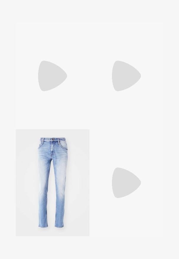 Camiseta de manga corta de canalé en azul marino con cuello redondo, que presenta un logo sutil en la parte inferior derecha. Textura suave, corte relajado.; Jeans de mezclilla azul claro con un acabado desgastado, corte recto, cinco bolsillos, pasadores para cinturón y cierre de botón único en la cintura.; Zapatilla de cuero negra con un acabado suave, suela crema en contraste, puntera redonda, logo dorado en el lateral y seis ojales para los cordones.; Bolso bandolera negro con correa ajustable y pequeño emblema de logo plateado en la solapa frontal, mostrado sobre un fondo claro y liso.