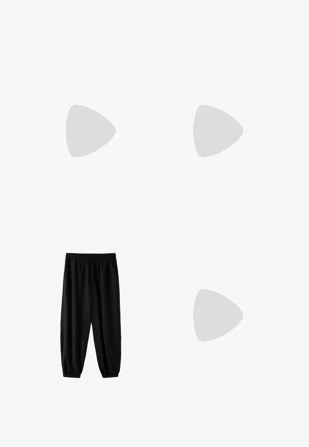 Schwarzes asymmetrisches Kurzarmoberteil mit rundem Ausschnitt und gerafftem Detail auf einer Seite, das in ein hängendes, drapiertes Paneel übergeht.; Schwarze Hosen mit elastischem Bund und Kordelzug, seitlichen Taschen und elastischen Bündchen an den Knöcheln.; Schwarze Gummizehensandale mit strukturiertem Fußbett und dünnen, Y-förmigen Riemen vor einfachem weißem Hintergrund.; Schwarze rechteckige Sonnenbrille mit dickem Rahmen und braunen getönten Gläsern, von vorne auf weißem Hintergrund gezeigt.