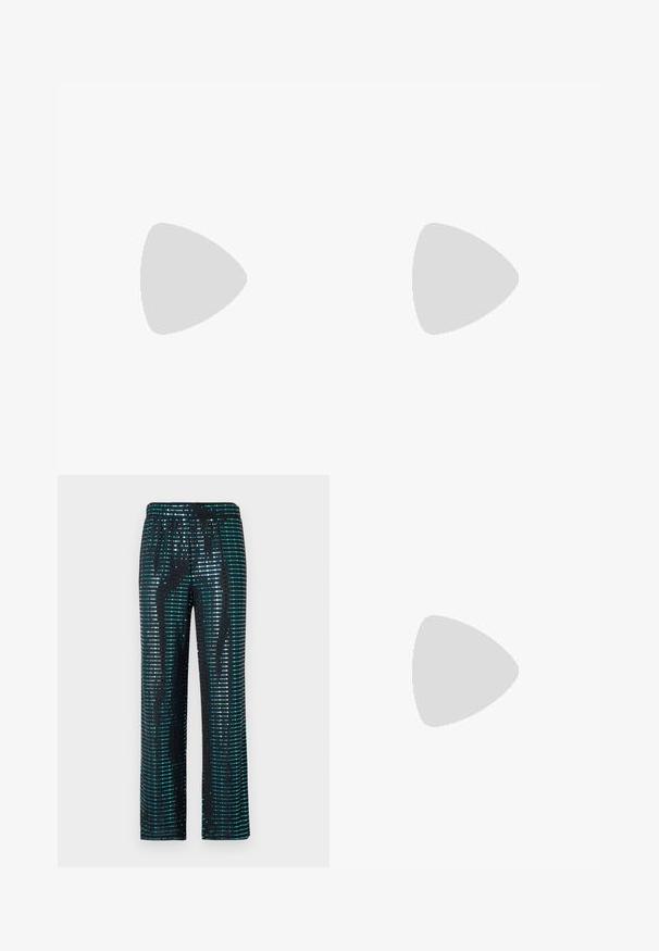 Bodysuit à manches longues en tissu noir scintillant avec un décolleté en V profond et un détail froncé à l'avant, présentant une silhouette ajustée et une fermeture à pression.; Pantalons noirs ornés de motifs en sequins turquoise et argent, avec une coupe large et une taille élastique.; Escarpin à talon aiguille en cuir verni noir, bout pointu, fines lanières à la cheville et petite boucle.; Sac à main à perles noires avec une silhouette courbée, une poignée de transport et une texture brillante. Porté avec des chaussures à talons hauts noires et un short noir ajusté.