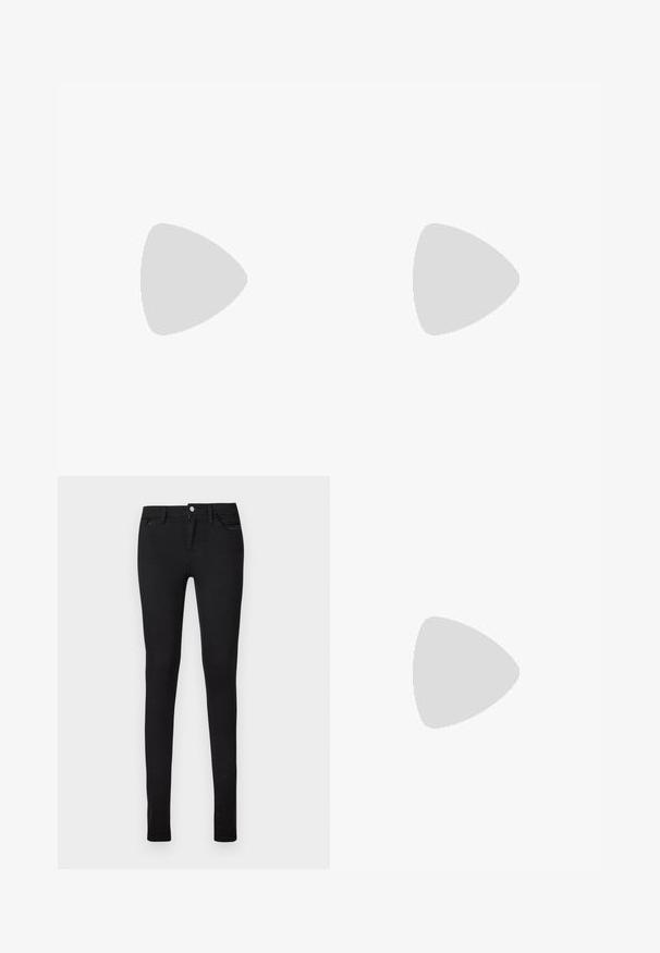 Pull noir à manches courtes avec un col rond et des accents en perles blanches dispersées sur le devant. Tissu tricoté avec une texture lisse.; Jean noir slim fit avec fermeture frontale par bouton et zip, passants pour ceinture, poches avant et arrière, présenté sur fond blanc.; Sandale à talon haut en cuir verni noir, à bout ouvert, avec bride à la cheville et fermeture à boucle, vue de profil sur fond blanc.; Sac à bandoulière en cuir marron avec une poche à rabat avant ornée d'un détail en forme de nœud cousu et une sangle réglable.