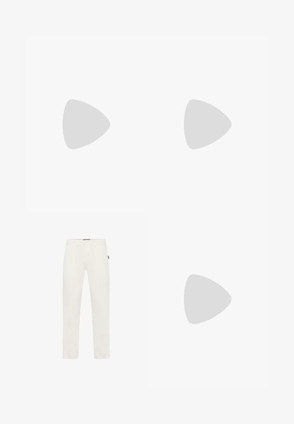 Sininen lyhythihainen t-paita strukturoidusta kankaasta, jossa on pyöreä kaula-aukko ja neliömäinen logopatch vasemmassa rinnassa.; Valkoiset suoralahkeiset housut, joissa on vyölenkit, napillinen suljenta, etutaskut ja pieni musta sivulappu oikealla lonkalla.; Beige mokkanahkainen liukusneaker, jossa valkoinen kumipohja, matala korko ja pyöristetty kärki, esitetty sivuprofiilissa valkoisella taustalla.; Pyöreät aurinkolasit, joissa on kilpikonnakuosi, ruskeat kehykset ja vaaleanpunaiset sävytetyt linssit. Ominaisuuksina hoikat varret ja hienovarainen brändileikkaus.