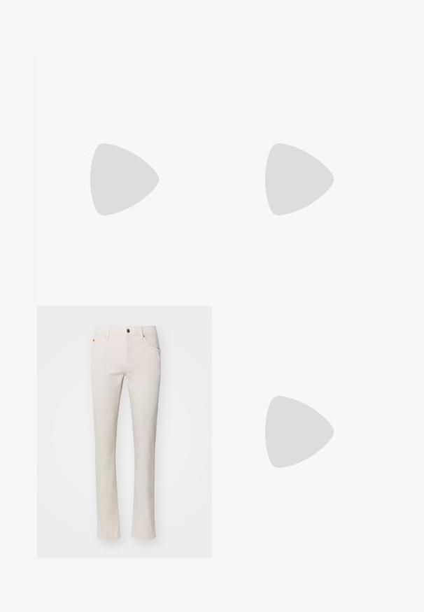 Langærmet lilla t-shirt lavet af bomuld, med rund hals og et mønstrede accent langs ærmerne samt et logo på brystet.; Beige lige ben jeans lavet af en blanding af bomuldsstof. Har traditionelt fem-lomme design og metal knaplukning ved taljen.; Hvide lædersneakers med en glat overflade, prydet med en farverig stribet detalje på hælen, guldøje og flad hvid sål.; Farverig perlekæde med varierede former og størrelser, med metalliske accenter og små dekorative charms. Overvejende multicoloreret.