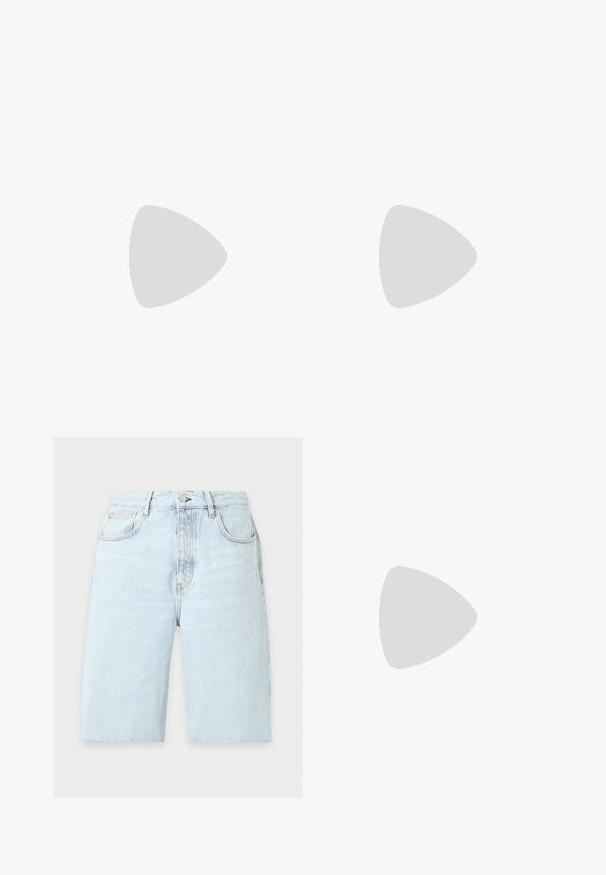 Polo bleu marine à manches longues avec deux boutons et un petit logo zèbre multicolore brodé sur la poitrine gauche.; Short en denim bleu clair avec poches avant, passants de ceinture, fermeture par boutons et aspect délavé.; Baskets basses blanches avec un onglet de talon gris, des lacets blancs et une semelle texturée, présentées sur un fond uni clair.; Petit sac bandoulière en cuir beige avec bandoulière réglable, poche zippée à l'avant et motif répété du logo noir MCM.